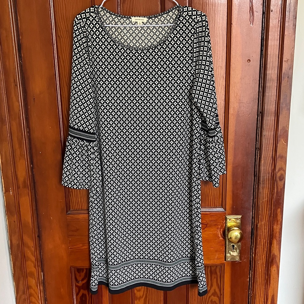 Max Studio Green Black and White Dress with Flared/Bell Sleeves